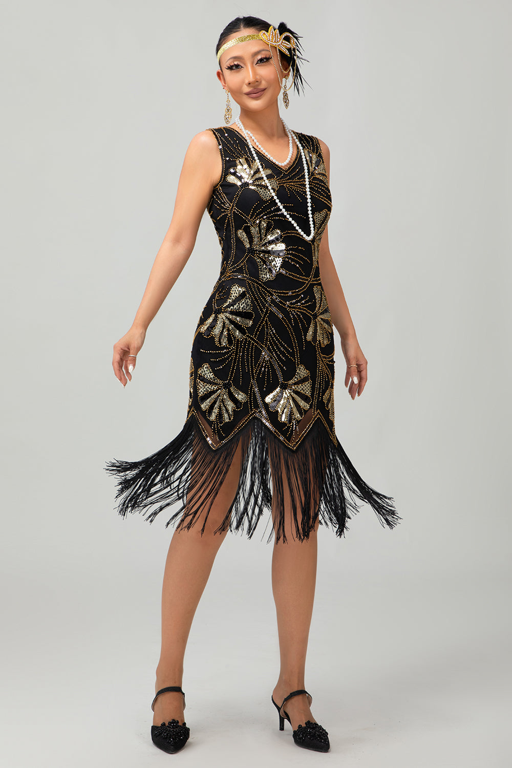Green Golden Sequin V Neck Bodycon 1920s Flapper Dress with Tassles