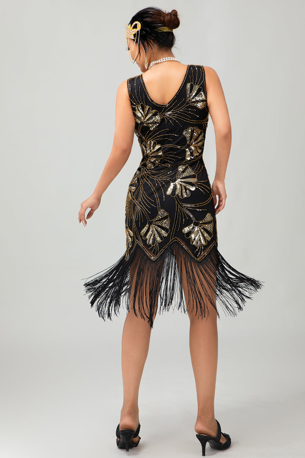 Green Golden Sequin V Neck Bodycon 1920s Flapper Dress with Tassles
