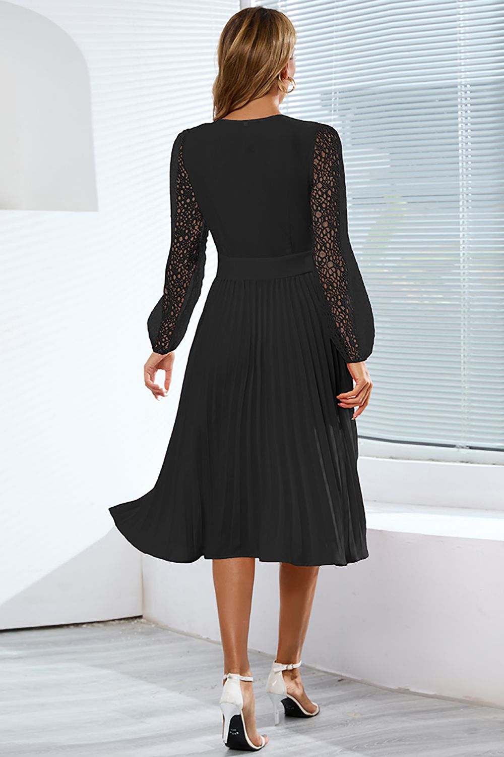Long Sleeves Lace Wedding Party Dress with Ruffles
