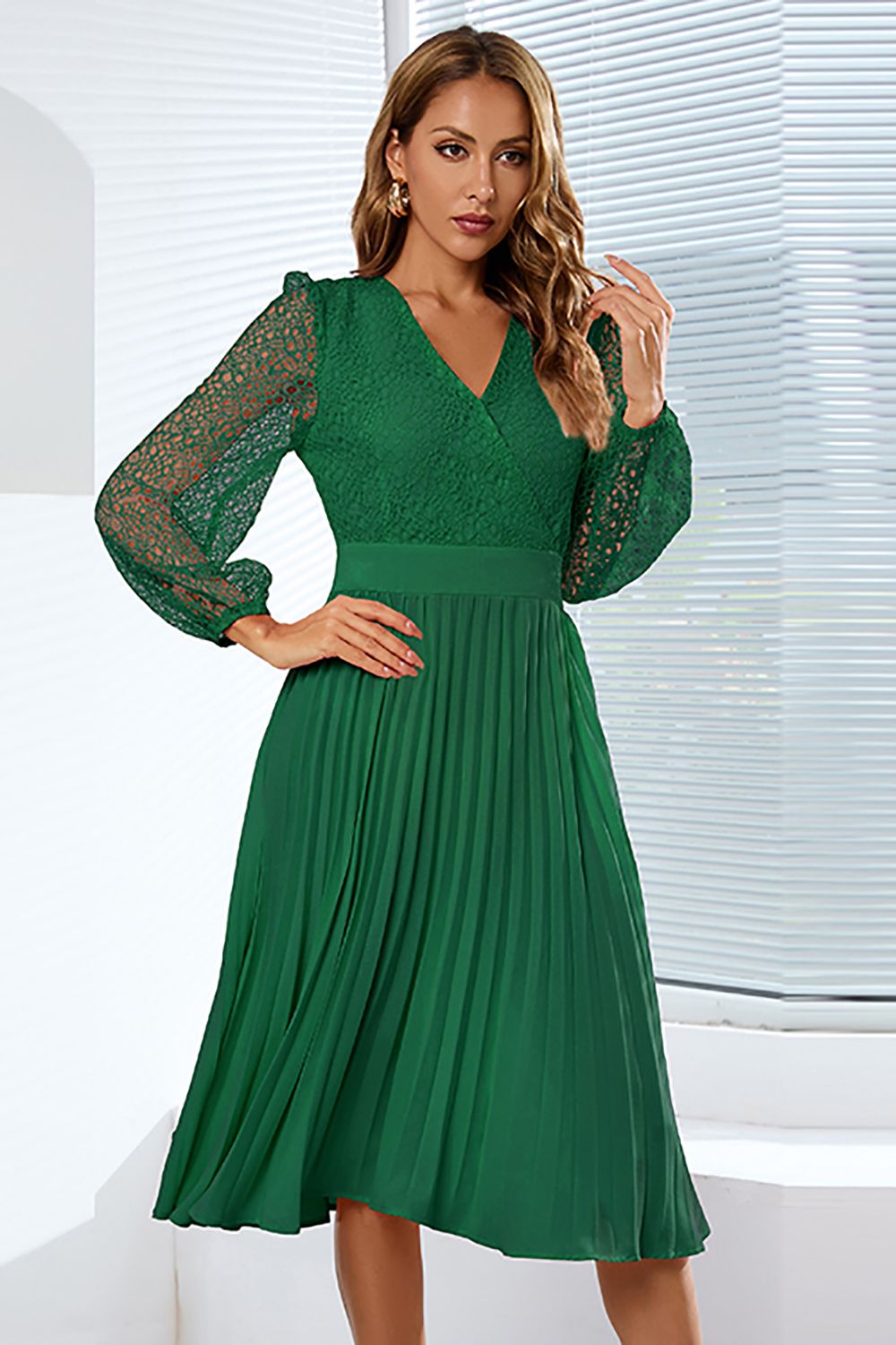 Long Sleeves Lace Wedding Party Dress with Ruffles